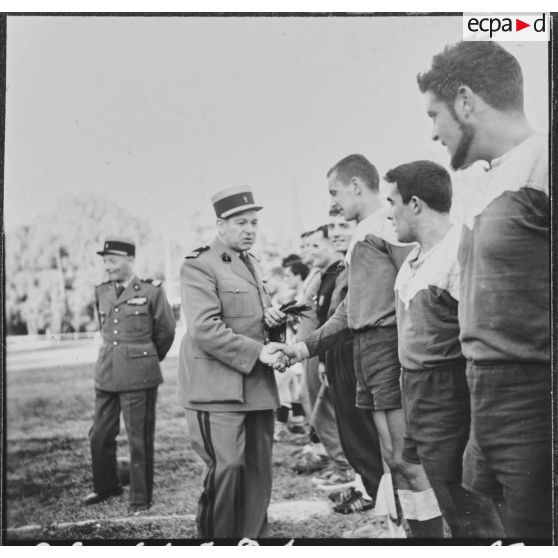 Maison Carrée. Finale de rugby. Le colonel Fouquet félicite l'équipe défaite.
