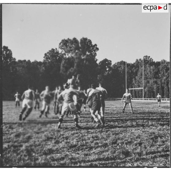 Maison Carrée. Finale de rugby. Les deux équipes aux prises, à un moment où le jeu était très spectaculaire.