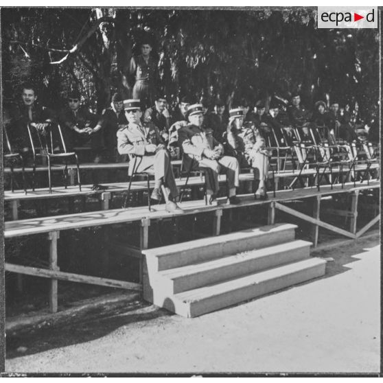 Maison Carrée. Finale de rugby. Les officiers suivent le jeu avec attention.
