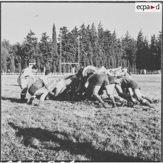 Maison Carrée. Finale de rugby. Mêlée.