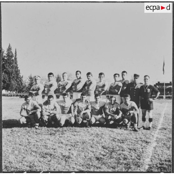 Maison Carrée. Finale de rugby. Equipe de la CRT n°10 (compagnie régionale du train n°10) entraînée par le capitaine Araud.