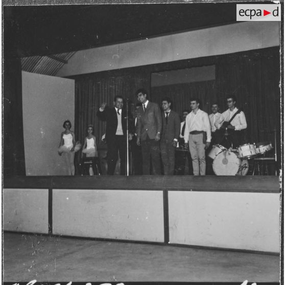 Hussein Dey. Base aérienne 148 (BA 148). Réveillon du nouvel an. Des musiciens et chanteurs.