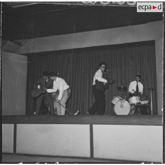 Hussein Dey. Base aérienne 148 (BA 148). Réveillon du nouvel an. Des musiciens et chanteurs.