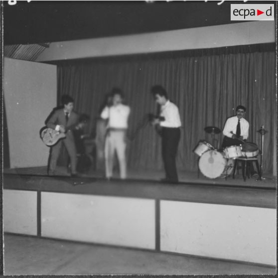 Hussein Dey. Base aérienne 148 (BA 148). Réveillon du nouvel an. Des musiciens et chanteurs.