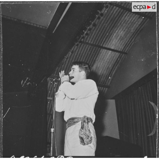 Hussein Dey. Base aérienne 148 (BA 148). Réveillon du nouvel an. Un harmoniciste.