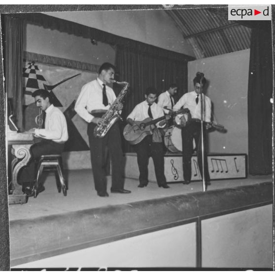 Hussein Dey. Base aérienne 148 (BA 148). Réveillon du nouvel an. Des musiciens.