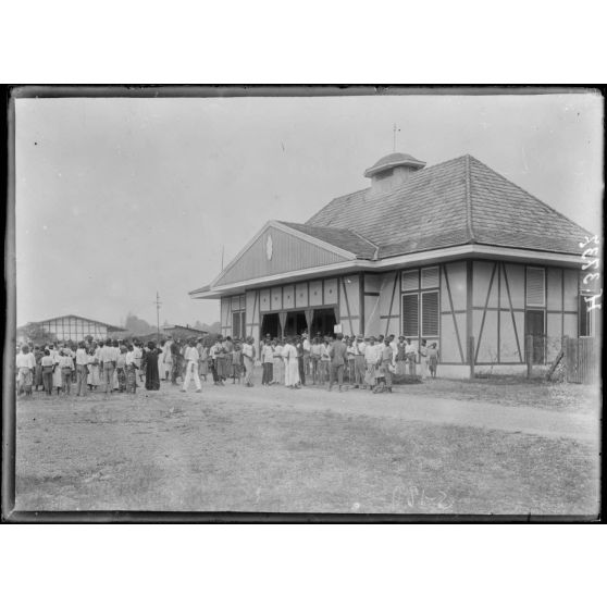 Douala. La gare, sortie des voyageurs. [légende d'origine]