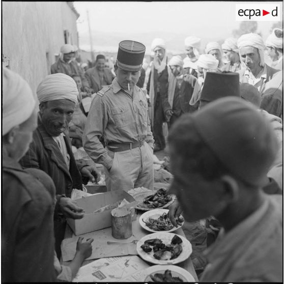 Distribution de viande auprès de la population au marché d'Ouled-El-Bahri organisée par l'officier de la section administrative spécialisée (SAS) du village.