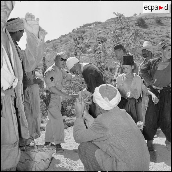 Conversation entre un Kabyle d'Oued-El-Bahri et le lieutenant, officier de la Section administrative spécialisée (SAS) du village.