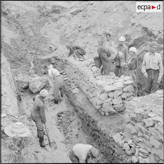 Ouvriers algériens travaillant sur le chantier d'une route entre Kerrata et Abkou.