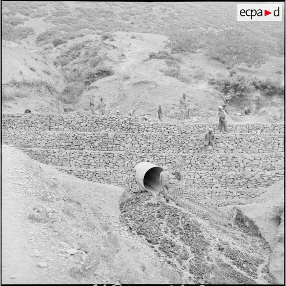Ouvriers algériens travaillant sur le chantier d'une route entre Kerrata et Abkou.