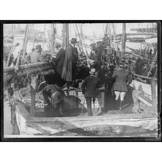 Le Pirée. À bord d'un voilier. Distribution du charbon. [légende d'origine]