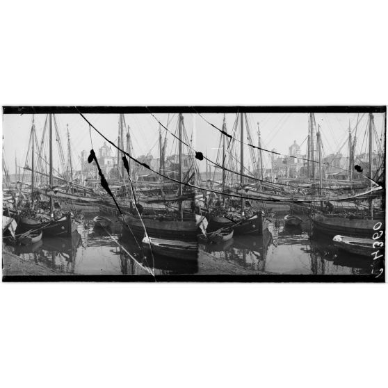 Le Pirée. Bateaux charbonniers attendant leur déchargement. [légende d'origine]