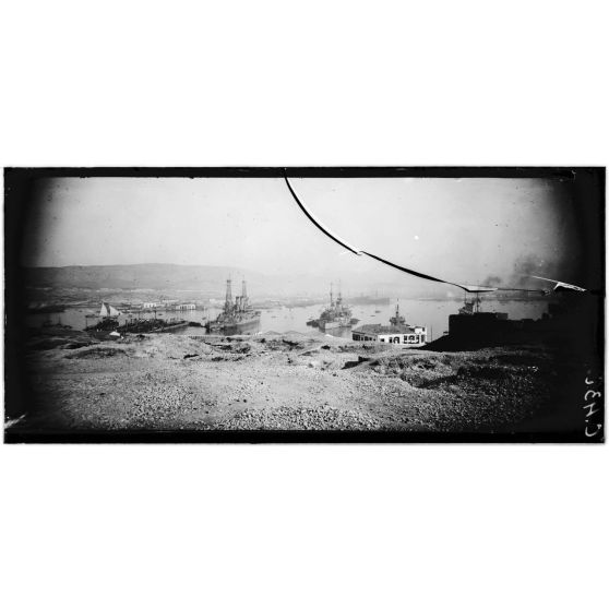 Le Pirée. Vue sur le port. [légende d'origine]