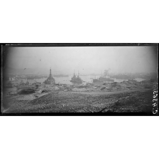 Le Pirée. Vue sur le port. [légende d'origine]