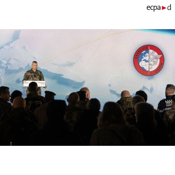 Le général Thierry Burkhard s'adresse aux invités du VIP Day de l'exercice Orion à bord du porte-hélicoptèress amphibie (PHA) Tonnerre à Sète.