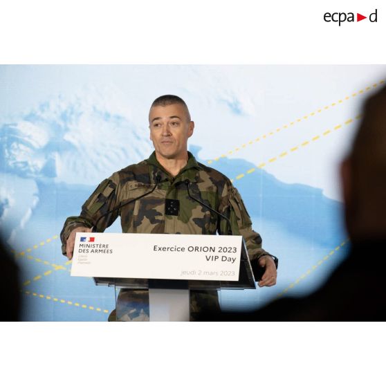 Le général Thierry Burkhard s'adresse aux invités du VIP Day de l'exercice Orion à bord du porte-hélicoptèress amphibie (PHA) Tonnerre à Sète.