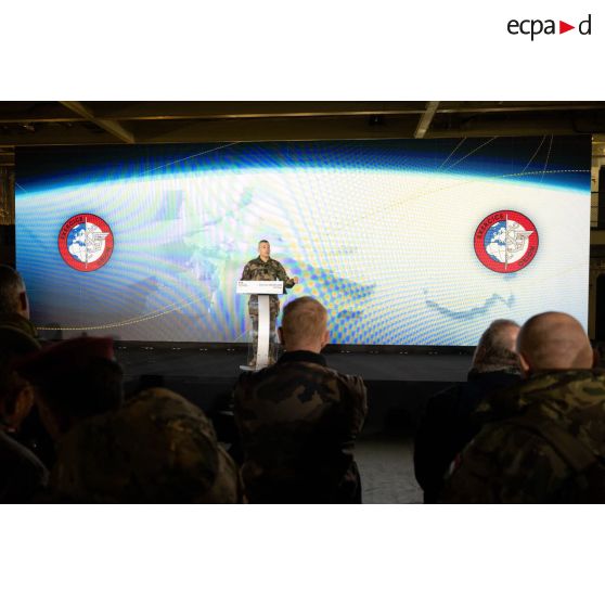 Le général Thierry Burkhard s'adresse aux invités du VIP Day de l'exercice Orion à bord du porte-hélicoptèress amphibie (PHA) Tonnerre à Sète.