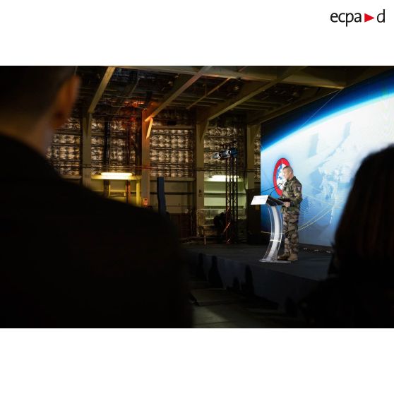 Le général Thierry Burkhard s'adresse aux invités du VIP Day de l'exercice Orion à bord du porte-hélicoptèress amphibie (PHA) Tonnerre à Sète.