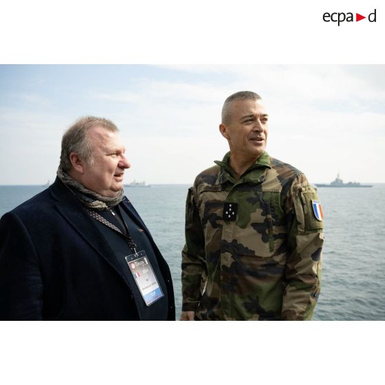 Le général d'armée Thierry Burckhard échange avec le délégué général pour l'armement Emmanuel Chiva à bord du porte-hélicoptèress amphibie (PHA) Tonnerre à Sète.
