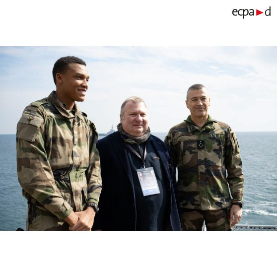 Le général d'armée Thierry Burckhard échange avec le délégué général pour l'armement Emmanuel Chiva à bord du porte-hélicoptèress amphibie (PHA) Tonnerre à Sète.