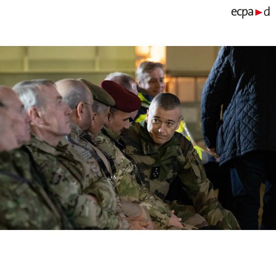 Le général Thierry Burkhard échange avec ses homologues internationaux à bord du porte-hélicoptèress amphibie (PHA) Tonnerre à Sète.