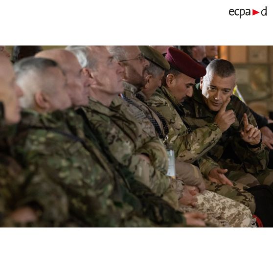 Le général Thierry Burkhard échange avec ses homologues internationaux à bord du porte-hélicoptèress amphibie (PHA) Tonnerre à Sète.