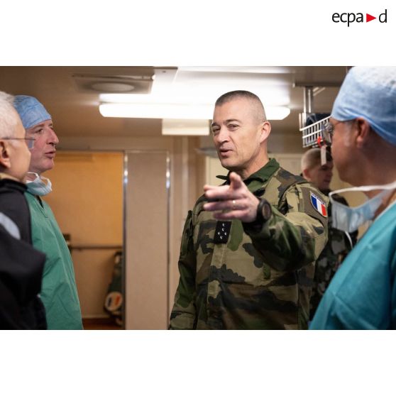 Le général Thierry Burkhard échange avec l'équipe médicale de l'hôpital du porte-hélicoptères amphibie (PHA) Tonnerre à Sète.