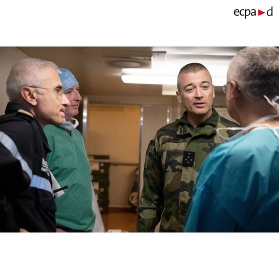 Le général Thierry Burkhard échange avec l'équipe médicale de l'hôpital du porte-hélicoptères amphibie (PHA) Tonnerre à Sète.