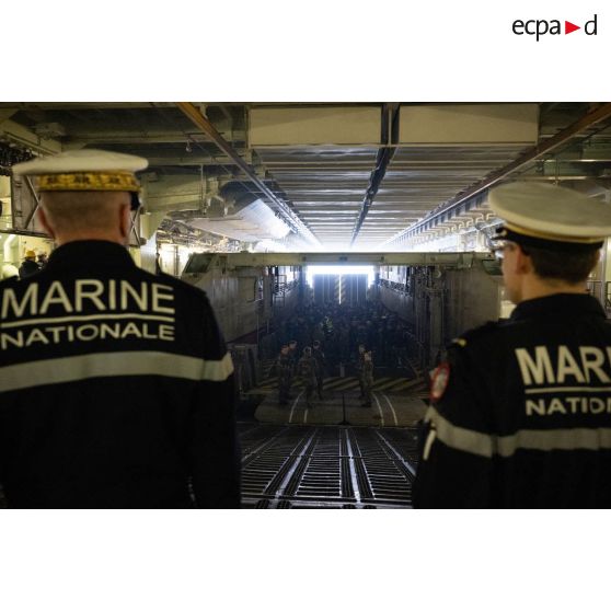 Embarquement des représentants des organismes de défense français et internationaux à bord d'un engin de débarquement amphibie rapide (EDAR) depuis le radier du porte-hélicoptèress amphibie (PHA) Tonnerre à Sète.