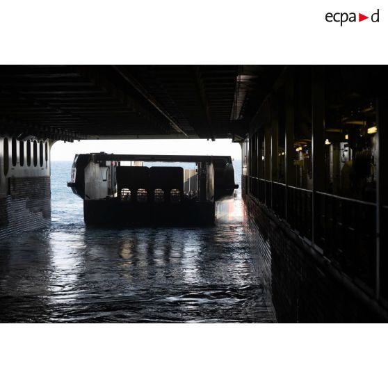 Départ d'un engin de débarquement amphibie rapide (EDAR) depuis le radier du porte-hélicoptèress amphibie (PHA) Tonnerre à Sète.