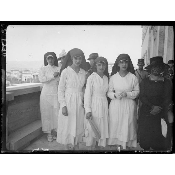 Athènes. Inauguration de l'hôpital Royal. Un groupe d'infirmières grecques. [légende d'origine]