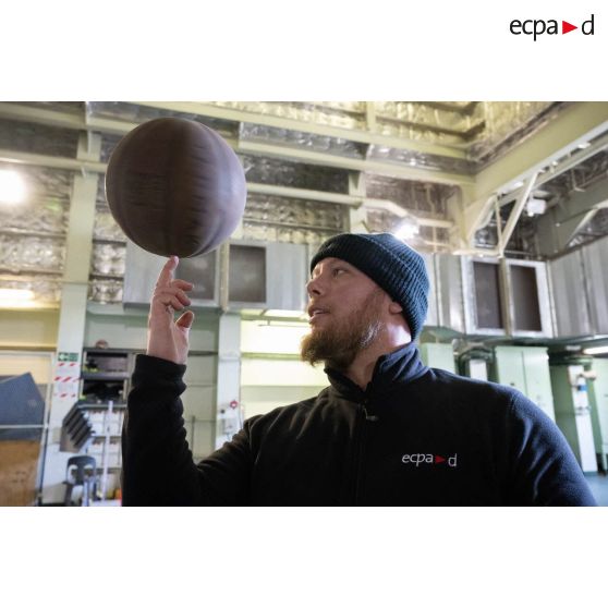 Portrait de l'opérateur vidéo Quentin de l'ECPAD à bord du porte-hélicoptèress amphibie (PHA) Tonnerre à Sète.