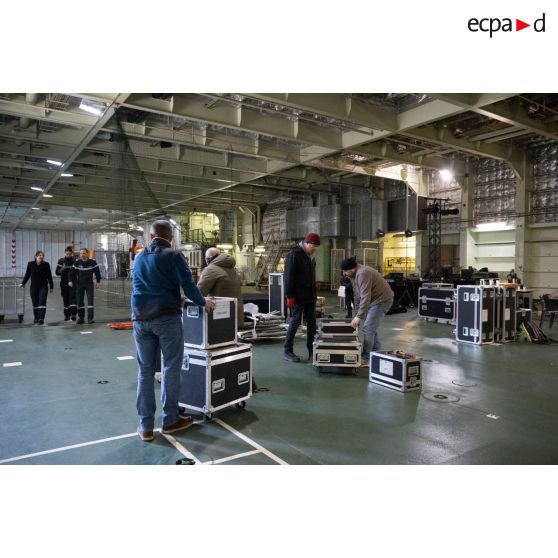 Des techniciens audiovisuels installent leur matériel à bord du porte-hélicoptèress amphibie (PHA) Tonnerre à Sète.