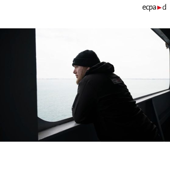 Portrait de l'opérateur vidéo Quentin de l'ECPAD sur l'entrepont du porte-hélicoptèress amphibie (PHA) Tonnerre à Sète.