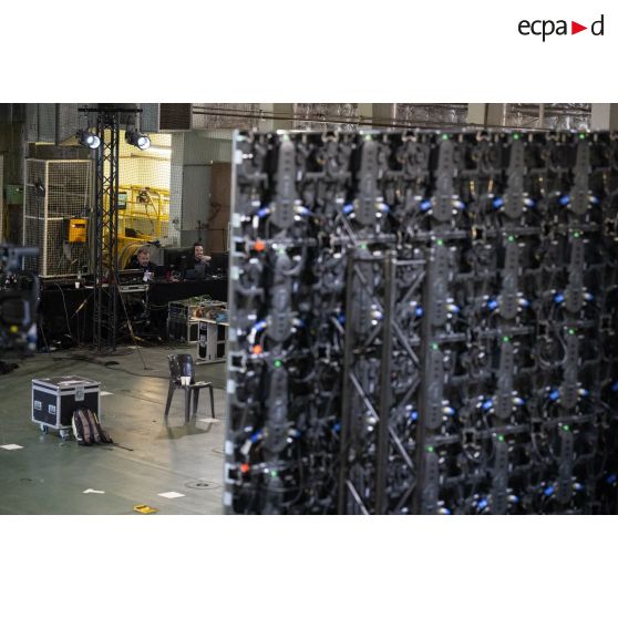 Des techniciens audiovisuels installent leur matériel à bord du porte-hélicoptèress amphibie (PHA) Tonnerre à Sète.