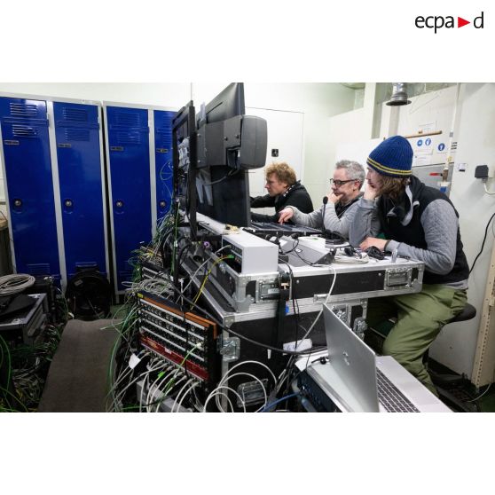 Des techniciens audiovisuels travaillent à bord du porte-hélicoptèress amphibie (PHA) Tonnerre à Sète.