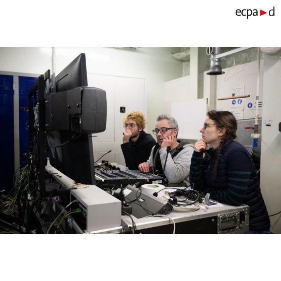 Des techniciens audiovisuels travaillent à bord du porte-hélicoptèress amphibie (PHA) Tonnerre à Sète.