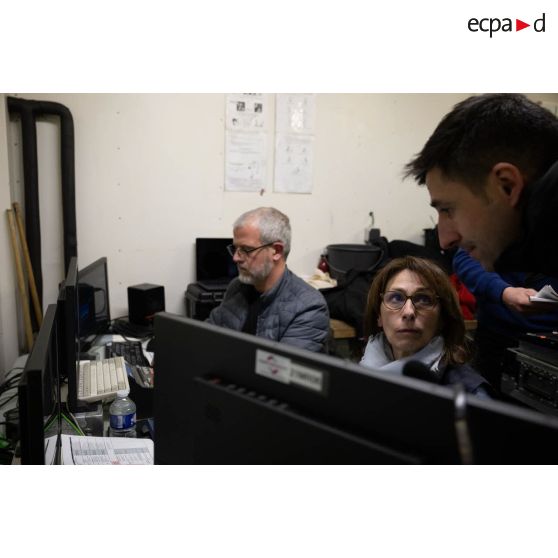 L'officier image Maxime de l'ECPAD se coordonne avec des techniciens audiovisuels à bord du porte-hélicoptèress amphibie (PHA) Tonnerre à Sète.