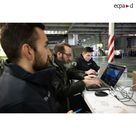 L'officier image Maxime de l'ECPAD se coordonne avec des techniciens audiovisuels à bord du porte-hélicoptèress amphibie (PHA) Tonnerre à Sète.