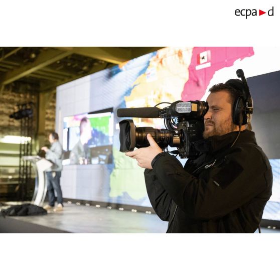 L'opérateur vidéo Morgan de l'ECPAD filme à la caméra à bord du porte-hélicoptèress amphibie (PHA) Tonnerre à Sète.