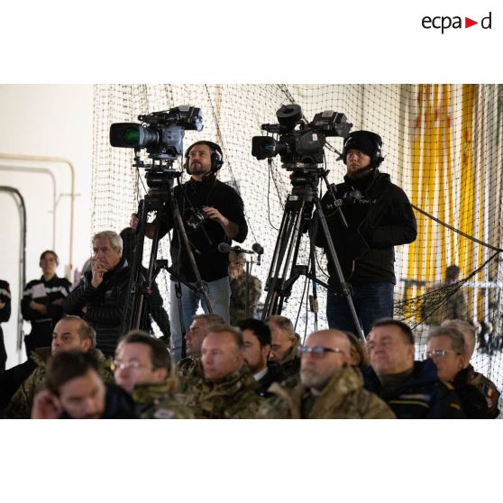 Les opérateurs vidéo Sébastien et Quentin de l'ECPAD filment le discours d'inauguration du VIP Day à bord du porte-hélicoptèress amphibie (PHA) Tonnerre à Sète.