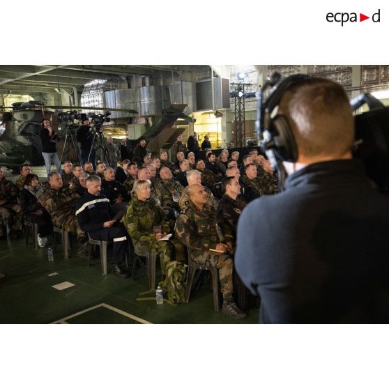 L'opérateur vidéo Morgan de l'ECPAD filme les invités du VIP Day à bord du porte-hélicoptèress amphibie (PHA) Tonnerre à Sète.