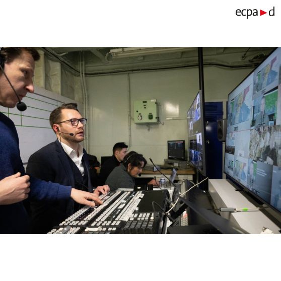 Le réalisateur-en-chef Maxence de l'ECPAD assure lacaptation et la retransmission du VIP Day depuis une régie installée à bord du porte-hélicoptèress amphibie (PHA) Tonnerre à Sète.