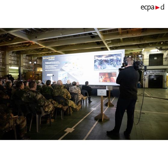 L'opérateur vidéo Morgan de l'ECPAD filme les invités du VIP Day à bord du porte-hélicoptèress amphibie (PHA) Tonnerre à Sète.