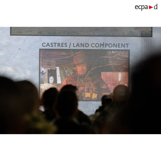 Retransmission en duplex depuis le commandant des forces terrestres à Castres à bord du porte-hélicoptèress amphibie (PHA) Tonnerre à Sète.