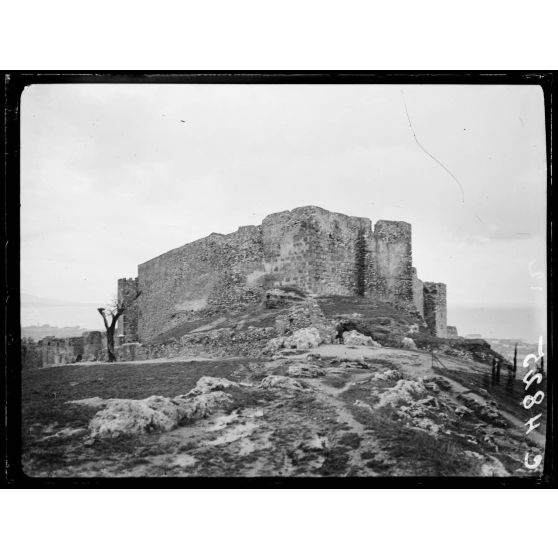 Grèce. Un ancien fort turc dans les environs de Patras. [légende d'origine]