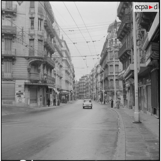 Alger. Grève générale à l'appel de l'Organisation armée secrète (OAS). Scène de rue.