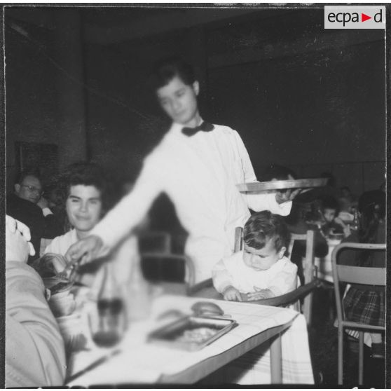 Ben-Aknoun. Ecole hôtelière. Un élève serveur.