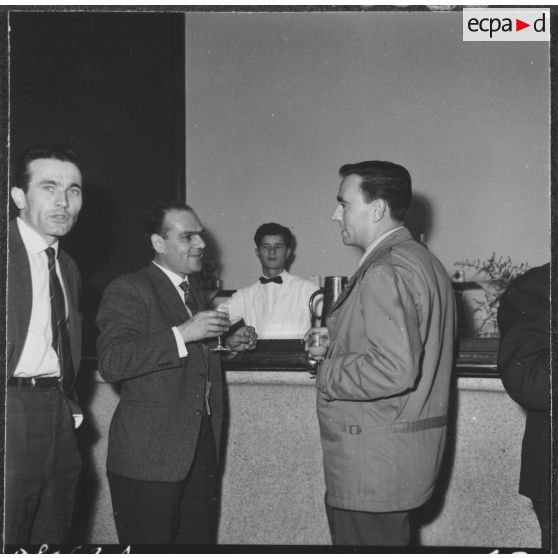 Ben-Aknoun. Ecole hôtelière. L'élève barman.